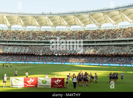 AFL Fremantle Football Club donne squadra giocando contro Collingwood davanti a un record di presenze a Optus Stadium, Perth, WA, Australia. Foto Stock