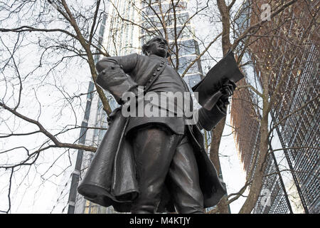 1988 la statua in bronzo del xviii secolo radicale giornalista e politico john documento Wilkes dallo scultore James Butler, new Fetter Lane, Londra, Inghilterra Foto Stock