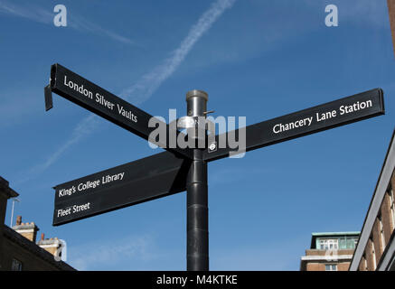 cartello wayfinding sulla corsia della cancelleria, londra, con indicazioni per la stazione della corsia della cancelleria, le volte d'argento di londra, fleet street e la biblioteca del college dei re Foto Stock