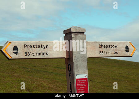 Segno di post che mostra la metà delle 177 miglia lungo Offa's Dyke sentiero tra Prestatyn e Chepstow, nei pressi di Newcastle Shropshire Foto Stock