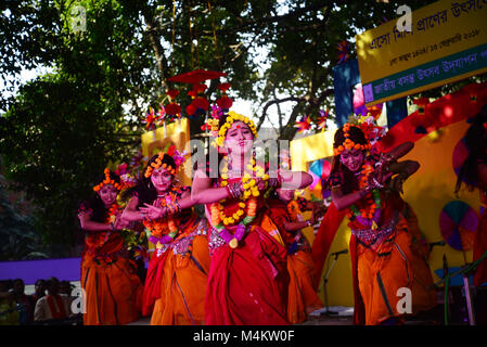 Artisti eseguono sul palco in occasione di 'Basanto Utsav' il primo giorno di primavera all università di Dhaka Belle Arti Istituzione. Utsav Basanto, che li Foto Stock