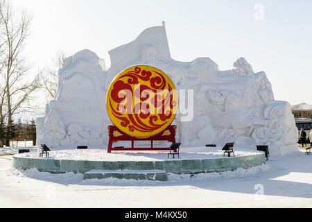 L'ingresso alla JIngpo Hu Geoparco. Questa scultura di neve depics un eroe di guerra. Foto Stock