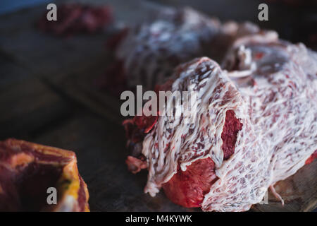 La carne di manzo sul tavolo a Butcher Shop Foto Stock