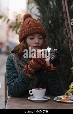 Donna Riesame di foto sulla fotocamera Foto Stock