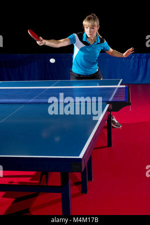 Giovane donna ping-pong player isolato Foto Stock