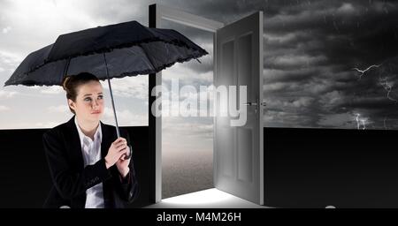 Donna che mantiene un ombrellone e surreale porta aperta con il grigio cielo molto nuvoloso Foto Stock