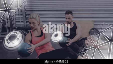 Athletic montare la gente in palestra con interfaccia a triangolo Foto Stock