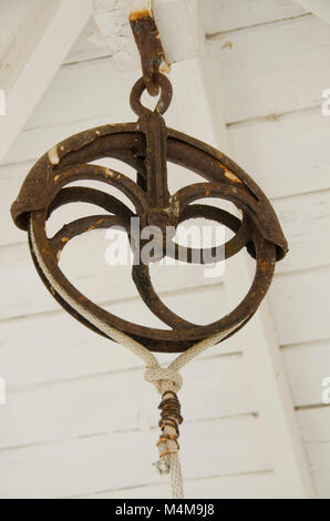 Un autentico puleggia antichi pende da puntoni. Foto Stock