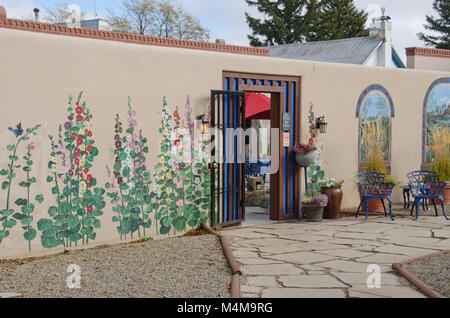 Il cortile della storica St James Hotel in Cimarron, Nuovo Messico è pieno di dipinti hollyhocks. Foto Stock