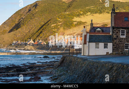 Vista del piccolo e pittoresco villaggio di mare Crovie, Aberdeenshire, Scozia, con frontone vecchio cottage sulle rive parte anteriore Foto Stock