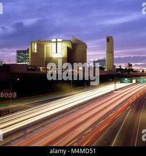 La Cattedrale di Nostra Signora degli Angeli sopra la superstrada in downtown Los Angeles, CA Foto Stock