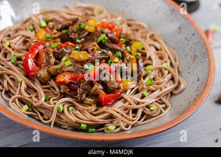 Stir fry da cuori di pollo, paprica, cipolle e tagliatelle di grano saraceno Foto Stock