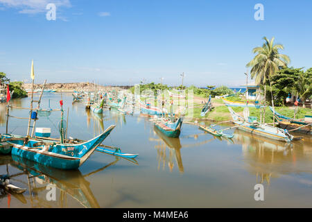 Sri Lanka asia, Dodanduwa - barche da pesca in corrispondenza di una bocca di fiume vicino Dodanduwa Foto Stock