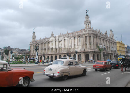 Havana Cuba - 26 Gennaio 2018: Gran Teatro de La Habana- Il Grande Teatro di Avana con auto classiche in primo piano Foto Stock