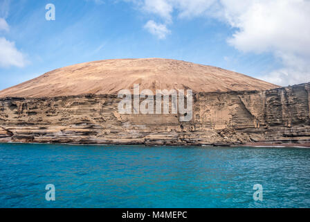 Cliff dell isola di Alegranza dal mare, Graciosa Island, Isole Canarie, Spagna Foto Stock