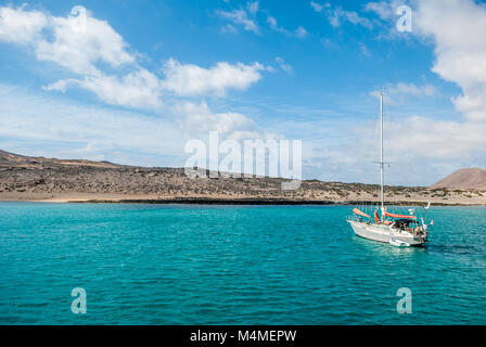 Barca a vela ancorata vicino alla riva, Graciosa Island, Isole Canarie, Spagna Foto Stock