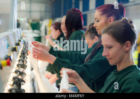Gli operai che lavorano in lavanderia industriale Foto Stock