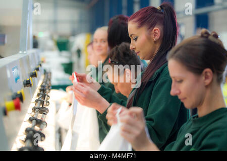 Gli operai che lavorano in lavanderia industriale Foto Stock