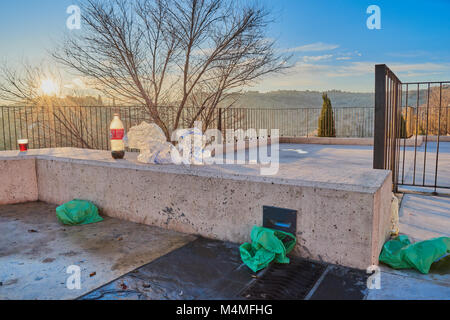 Castilla La Mancha, Toledo, Spagna; 23 Dicembre 2.017: rimane del cestino, sacchetti di plastica e bottiglia di Coca in Corralillo de San Miguel Foto Stock