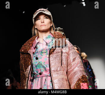 Modelli di pista a piedi per il Custo Barcelona Autunno/Inverno 2018 pista mostra durante la settimana della moda di New York al Molo 59 Studios at Chelsea Piers, Manhattan (foto di Sam Aronov / Pacific Stampa) Foto Stock