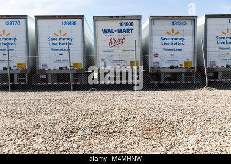 Walmart Inc., logo su una fila di semi-rimorchi dei camion in Phoenix, Arizona, il 4 febbraio 2018. Foto Stock