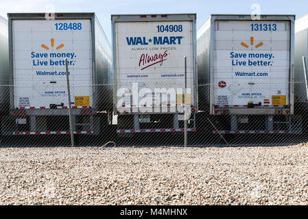 Walmart Inc., logo su una fila di semi-rimorchi dei camion in Phoenix, Arizona, il 4 febbraio 2018. Foto Stock