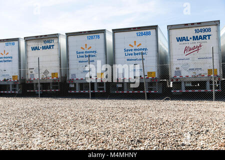 Walmart Inc., logo su una fila di semi-rimorchi dei camion in Phoenix, Arizona, il 4 febbraio 2018. Foto Stock