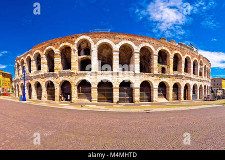 Anfiteatro romano Arena di Verona e Piazza Bra vista panoramica, un punto di riferimento nella regione italiana Veneto Foto Stock