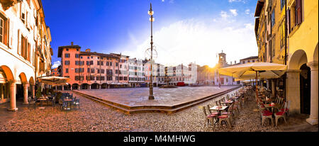 Piazza San Giacomo a Udine il tramonto vista panoramica, città della regione Friuli Venezia Giulia di Italia Foto Stock