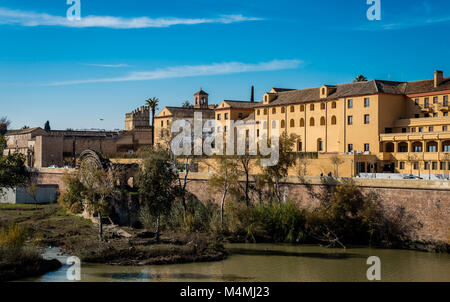 Una vista di Córdoba dal ponte romano (Puente Romano). Sulla sinistra è possibile vedere l'Alcázar de los Reyes Cristianos e il vecchio mulino. Foto Stock