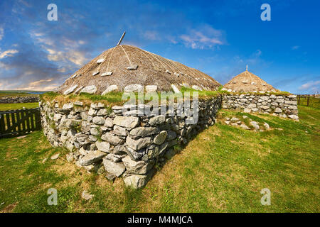 Foto & Immagine dell'esterno con pareti in pietra e tetto di paglia della storica Blackhouse, 24 Arnol, Bragar, isola di Lewis, Scozia. Foto Stock