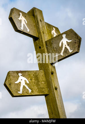 Segno Waymarker in corrispondenza di un incrocio di sentieri nel Cotswold Hills nel GLOUCESTERSHIRE REGNO UNITO Foto Stock