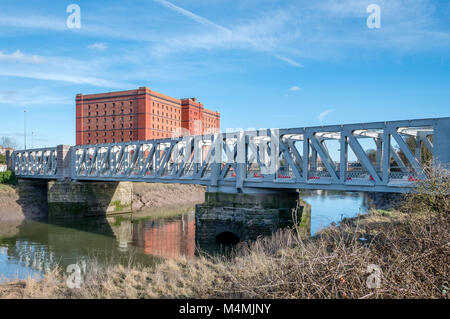 Rinnovato recentemente Ashton Avenue ponte girevole in precedenza una strada e ponte ferroviario porterà il metrobus pedoni e biciclette oltre l'Avon Bristol REGNO UNITO Foto Stock