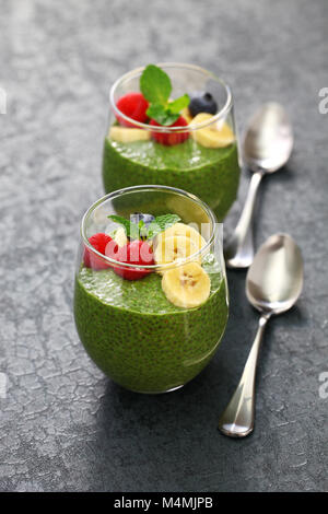 In casa tè verde Matcha chia budino di sementi, vegan dessert Foto Stock