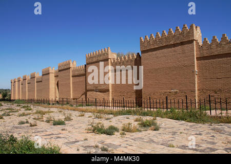 Ripristinato rovine dell antica Babilonia, Iraq. Nella parte anteriore della parete è processione strada che conduce alla Ishtar gate. Foto Stock