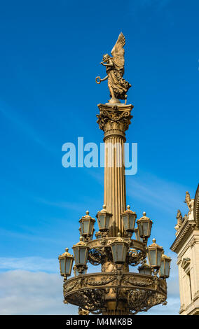 Praga, Repubblica Ceca Repoublic: Statua di un Angelo davanti al la sala concerti Rudolfinum. Foto Stock