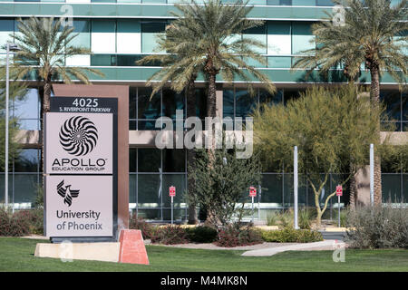 Un logo segno al di fuori della sede dell'Apollo Education Group, Inc., la società madre di fini di lucro College, University of Phoenix in Ph Foto Stock