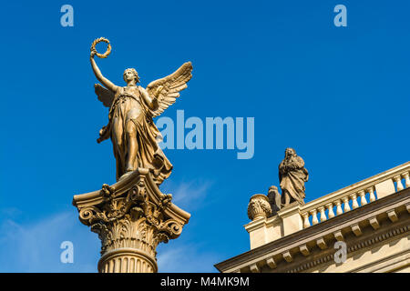 Praga, Repubblica Ceca Repoublic: Statua di un Angelo davanti al la sala concerti Rudolfinum. Foto Stock