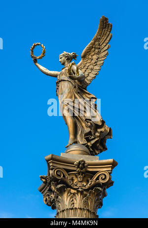 Praga, Repubblica Ceca Repoublic: Statua di un Angelo davanti al la sala concerti Rudolfinum. Foto Stock