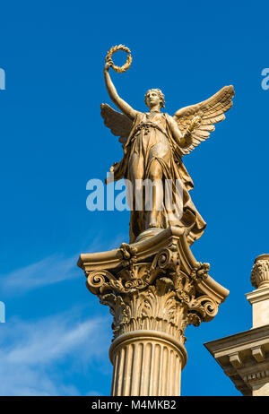 Praga, Repubblica Ceca Repoublic: Statua di un Angelo davanti al la sala concerti Rudolfinum. Foto Stock