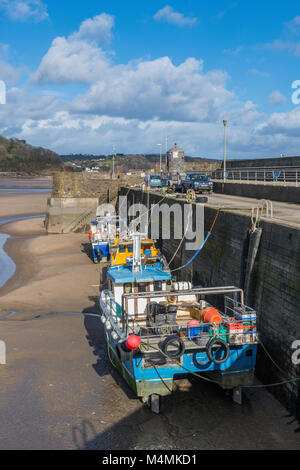 Saundersfoot Harbour e barche da pesca Pembrokeshire Wales Foto Stock