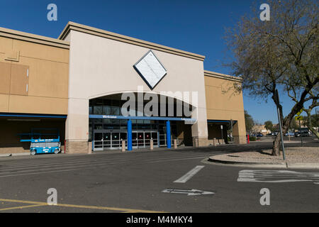 Il contorno di un logo segno esterno di una recente ha chiuso Sam's Club club magazzino store in Scottsdale, Arizona, il 4 febbraio 2018. Foto Stock