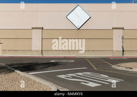 Il contorno di un logo segno esterno di una recente ha chiuso Sam's Club club magazzino store in Scottsdale, Arizona, il 4 febbraio 2018. Foto Stock