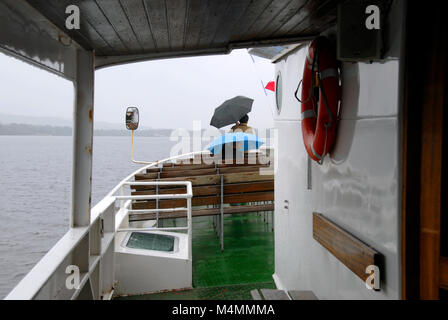 La crociera Loch Lomond in un giorno di pioggia Foto Stock