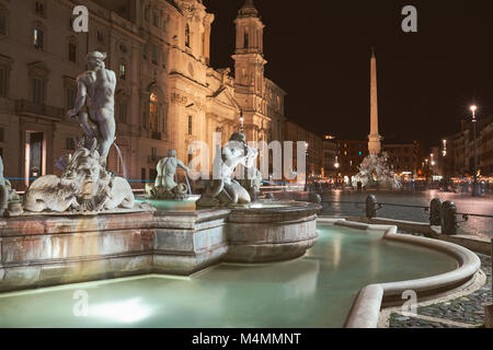 Roma, Piazza Navona, la vista delle fontane di notte Foto Stock