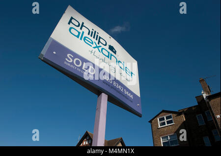 Philip Alexander venduti agente immobiliare segno a Muswell Hill a Londra in Inghilterra Foto Stock