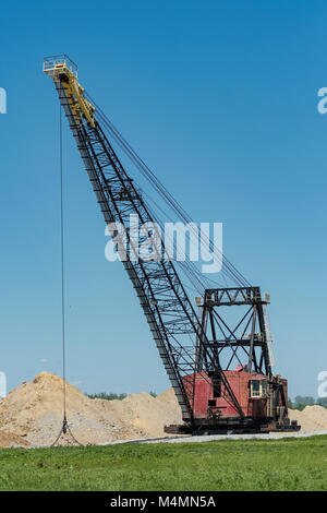 Massive dragline utilizzato nella roccia operazione mineraria. Foto Stock