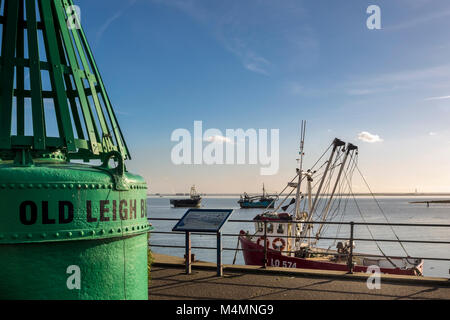 LEIGH-ON-SEA, ESSEX, REGNO UNITO - 16 FEBBRAIO 2018: La vecchia Leigh Buoy con Cockle Boat sullo sfondo Foto Stock