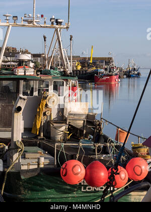 LEIGH-ON-SEA, ESSEX, UK - 16 FEBBRAIO 2018: Pescherecci da traino ormeggiati sulla banchina di Old Leigh Foto Stock