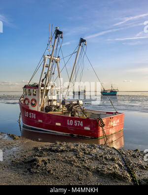 LEIGH-ON-SEA, ESSEX, UK - 16 FEBBRAIO 2018: Pesca Trawler ormeggiato al molo di Old Leigh Foto Stock